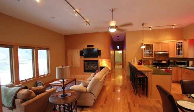 Quiet Modern Luxury Home w/Memory Foam Beds, FAST WiFi and Full Kitchen