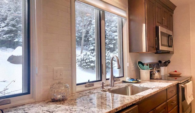 R21 Completely Renovated Bretton Woods Condo, AC, Unbeatable Ski-in Ski-out Location! Fast Wifi