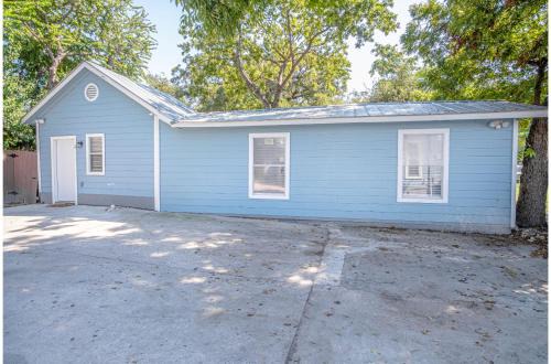 Remodeled Historic 1BR1BA House Near Downtown