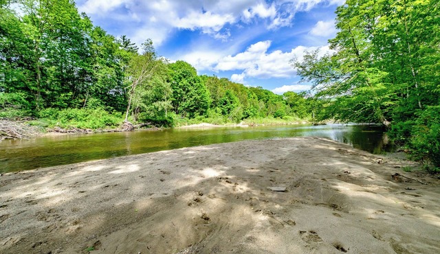 River access/Golf 2 miles/hiking/skiing/hot tub/sauna