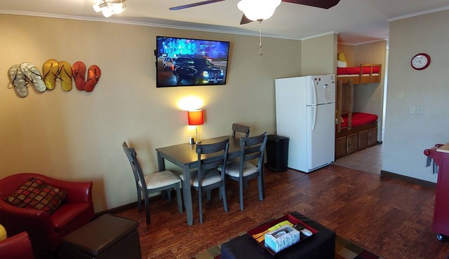 Riverfront Flotation Fun near the Tube Chute 1 Br Condo 3 min from Schlitterbahn