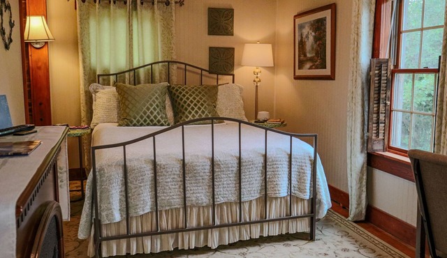 Romantic Inn suite with Air Jet Jacuzzi & private bath
