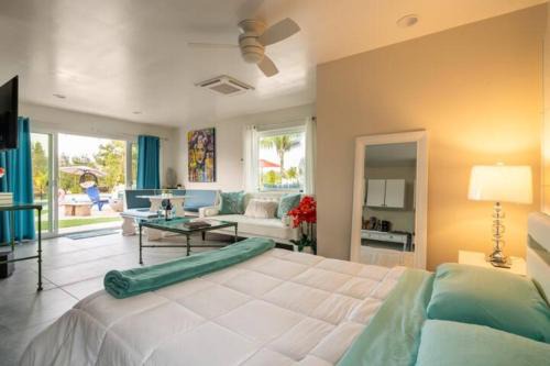Romantic Villa in Pool Oasis Walk to Wineries