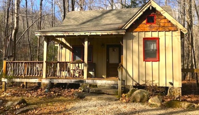 Rustic Cabin-Cozy Creekside Getaway, Private, Quiet & Near Local Favorites