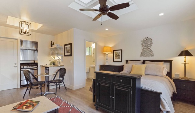 Seashore Studio - close to restaurants and store, 8 minute walk to Del Mar beaches