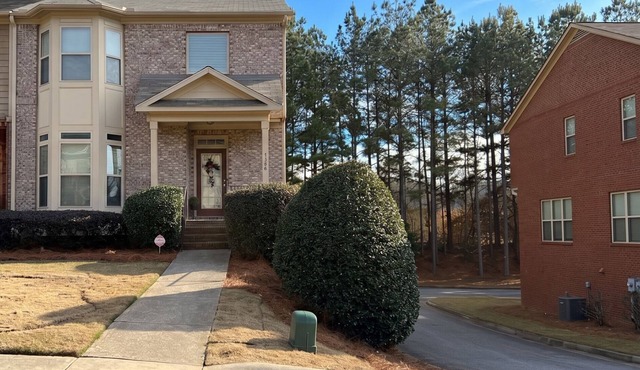 Serene 3-bedroom townhome with AC in charming Tucker