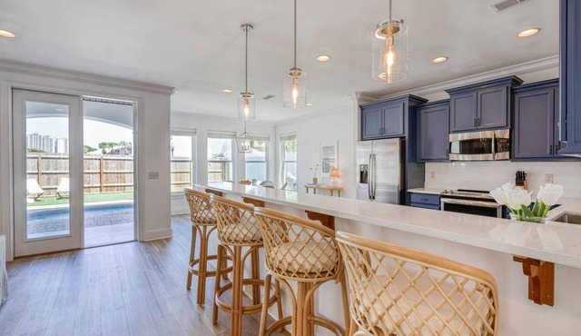 Sleeps 20, Private Pool, Putting Green, Walk to Beach Vitamin Sea by Avantstay