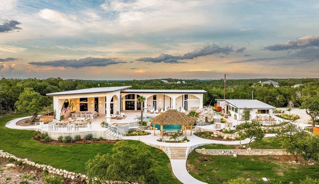 Sleeps 45 - Luxe Resort, Pool, HUGE Game Room, Bar