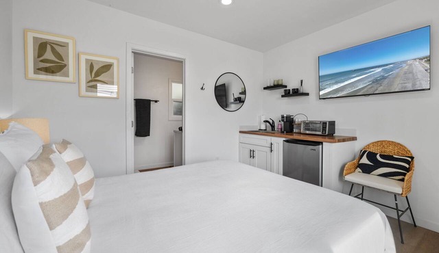 South Oceanside Bungalow 5 - Deluxe Queen Studio + Patio