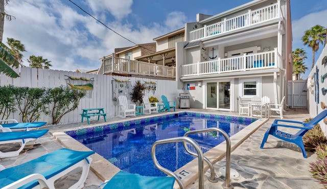 Southern Comfort: Beautiful Beach House with Heated Pool. Dog-Friendly and Steps to Beach!