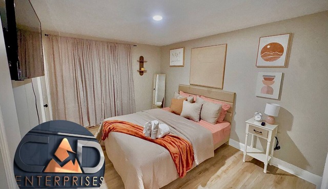 Spacious 3BR Home Sleeps 12 10 Mins to Airport