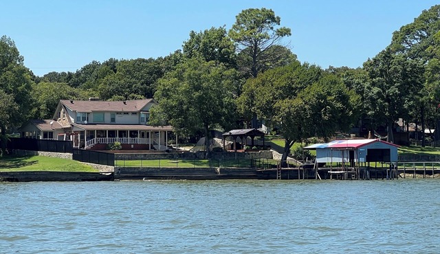 Spacious 4-BR lake front WiFi ,hot tub, EV charger on Eagle Mountain Lake Azle