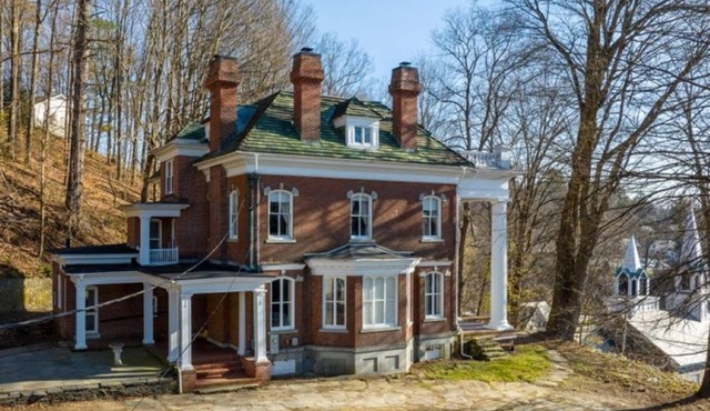 Spacious 6-bedroom house with AC, WiFi in charming Springfield