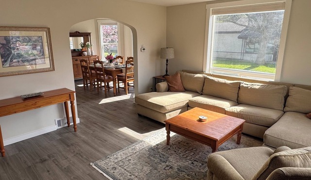 Spacious downtown oasis, free parking & laundry