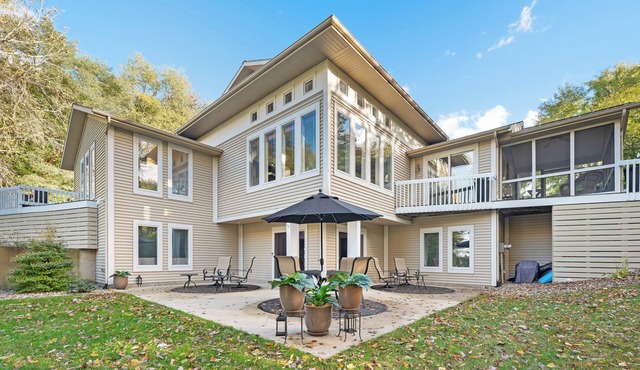 Spacious Lakefront Escape-Perfect for Family, Friends, Yoga or Writing Retreats
