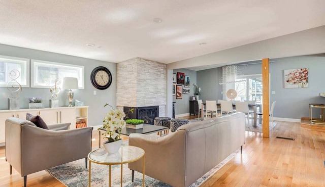 Spacious Mid-Century Modern Luxury Home in Downtown Minneapolis: Perfect for Large Groups, Weddings & Events