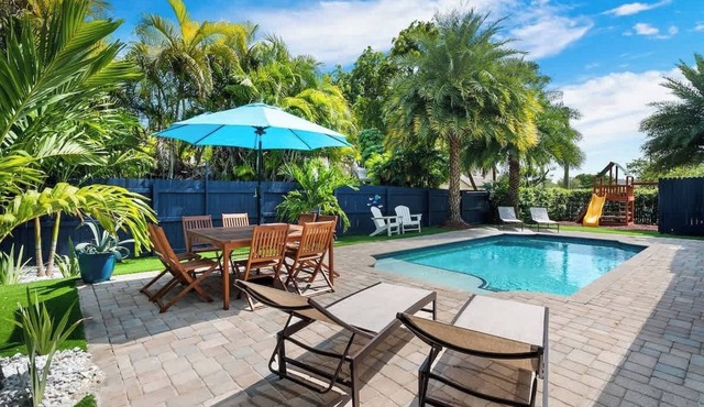 Spacious Oasis! Pool, outdoor bar& kitchen, private playground, pool table!