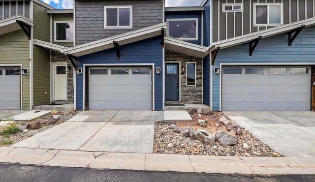 Spacious Pet Friendly Mountain Townhome | Game Room + Near Slopes