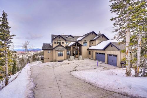 Spacious Utah Escape w/Balcony & Mountain Views!