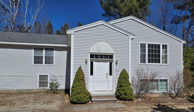 Spacious vacation house with game room close to North Conway and outlets.