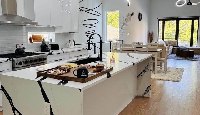 Stunning Dallas Skyline Views! Luxury 3BR Villa w/Penthouse Loft & Rooftop