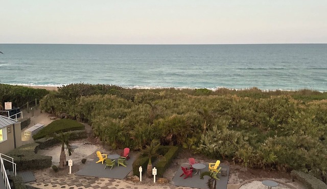 Stunning Oceanfront View 2BR Heated Pool steps to Beach & Tiki Bar Resort Access