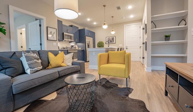 Stylish Downtown Deluxe Apartment W/Pool & Parking