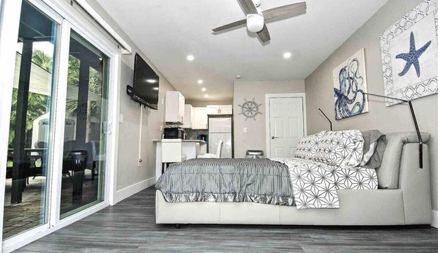 Stylish/Open Studio w/Kitchen & Outdoor Space