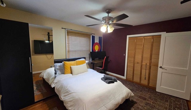 Sunny Bright Room with Park Views in Pentagon City