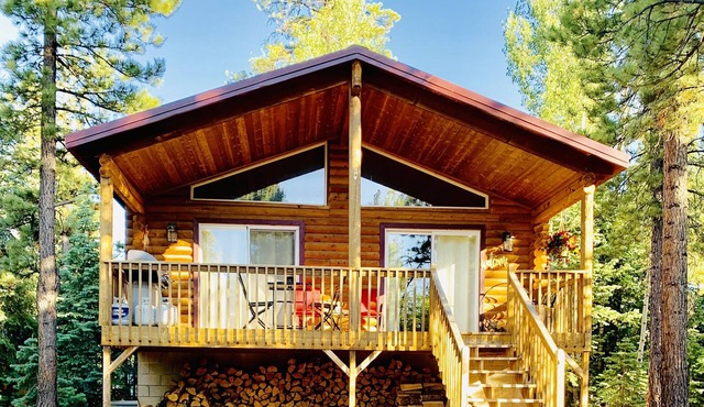Sunny Log Cabin Near Zion & Bryce in Duck Creek Village with Wi-Fi