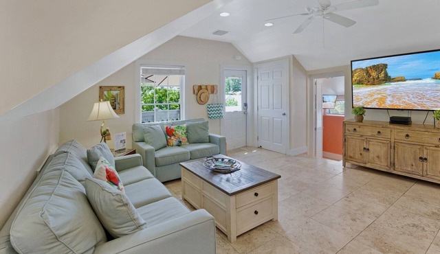 *SUZY'S PARROT PERCH @ OLD TOWN* Condo + Last Key White Glove Service.