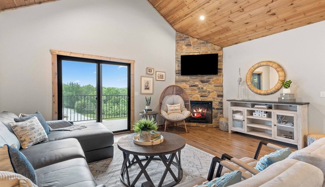 Table Rock Lake 6 BR Lodge + Boat Slip + Hot Tub