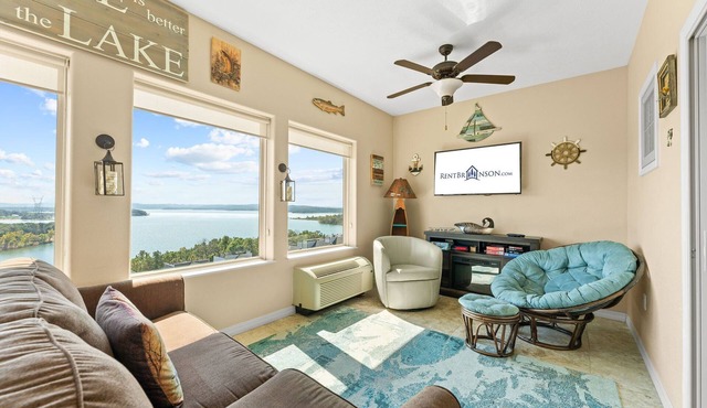 Table Rock View Penthouse with Sun Room, Luxury Decor, Free Tickets & Prime Location