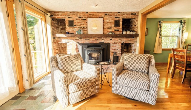 The Adventure Abode: A Cozy Winter Family Retreat Close to Sugarloaf