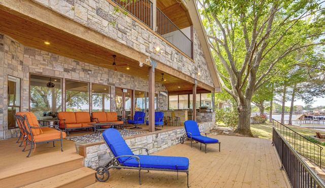 The Bluewater Bungalow - Luxe Cedar Creek Lake Gem