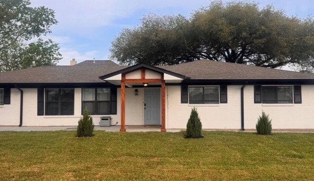 The Kyle House- sleeps 19-20- Pickleball court,ping pong, basketball, corn hole