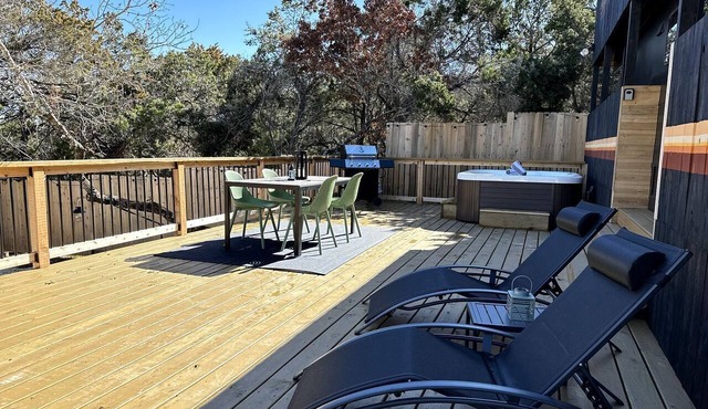 Unique Tiny House with Hot-tub, Fire Pit and Hiking Trail in Leander, Texas