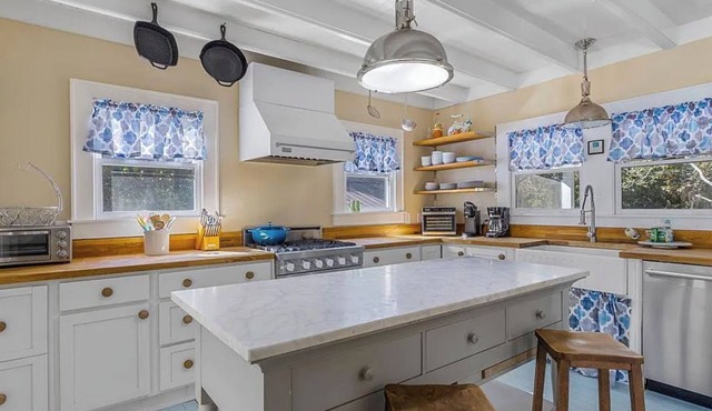 Updated 1895 Farm House - apple orchard, barn, private creek