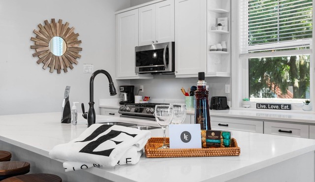 Villa Mojito Lakefront Home and APTs Sleeps 24