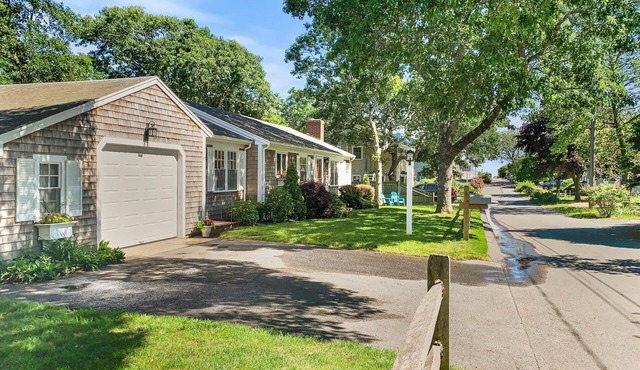 Walk to Beach Close to Town WiFi AC Units Ginger Plum Cottage