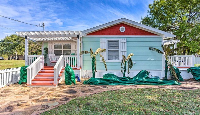 Walk to Cedar Creek Reservoir: Home w/Fire Pit!
