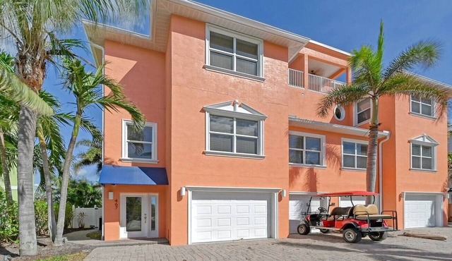 Walk to the Beach! Luxury 4 BR 5 BA Retreat on Siesta Key on Grand Canal Near Village