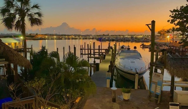 Waterfront Condo Dock Pool Downtown Near Duval