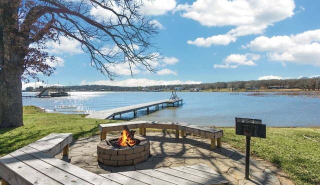 Waterfront Oasis! Beautiful deck & dock. Swim/dogs