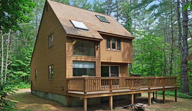 Welcoming home with WiFi, deck, & shared pool/tennis - near Storyland & Attitash
