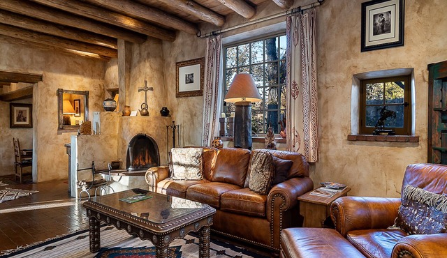 Western Cowboy | Luxe Design, Four Fireplaces + Close to Plaza!
