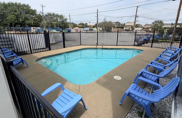 2 bedrooms with a shared pool. apt4