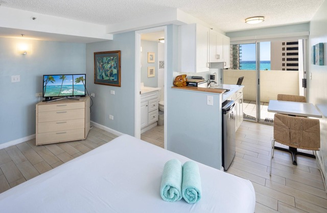 ALOHA-WAIKIKI OCEAN VIEW LIVING 11
