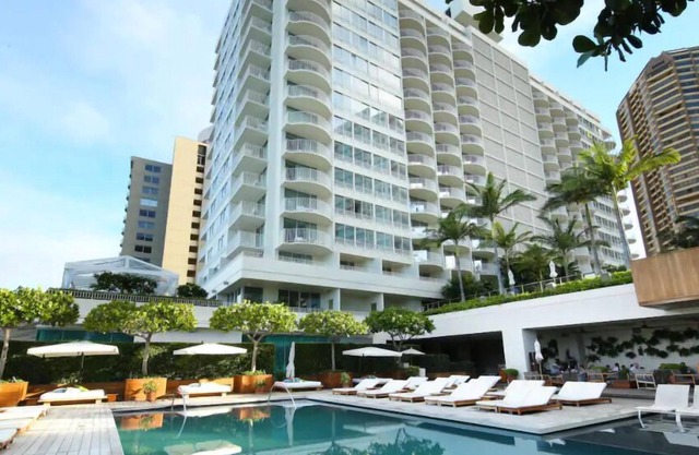 Beach Getaway! 4 Gorgeous Partial Ocean View Units, Pools, Bar