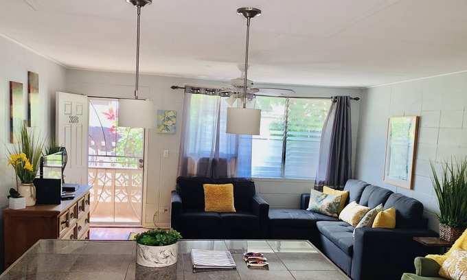 Diamond Head - Kapahulu - St. Louis House | 3bd/2bth 5 minute walk to Waikiki Beach, Honolulu Zoo and more...